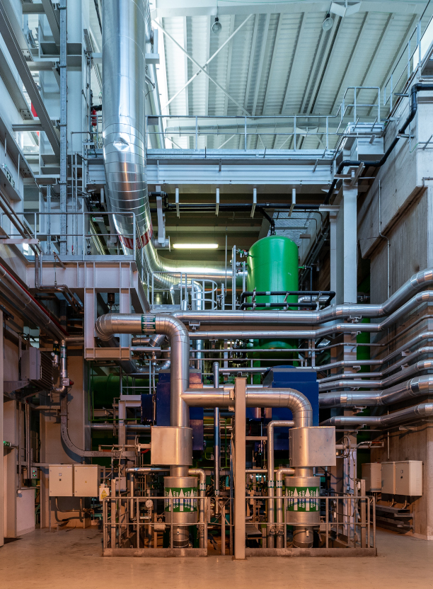 Gaasiseadmed ja torud moodustavad keeruka süsteemi tööstushoone siseruumides.