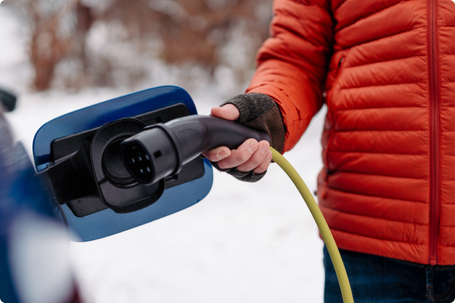 Mees laeb oma elektriautot